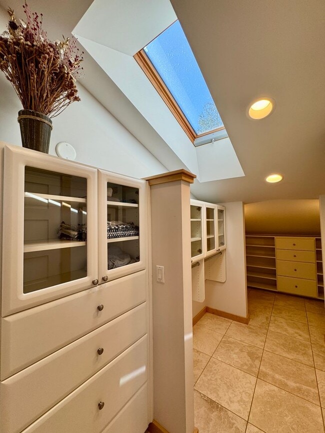 Building Photo - This gorgeous Bainbridge home is available starting mid July