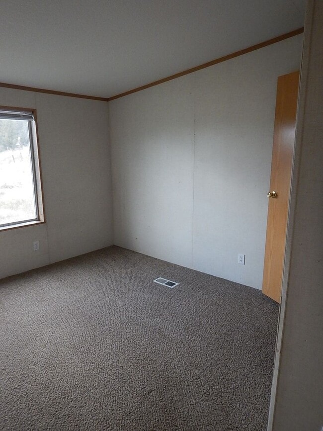 Building Photo - Manufactured Home on Large Lot with Mounta...