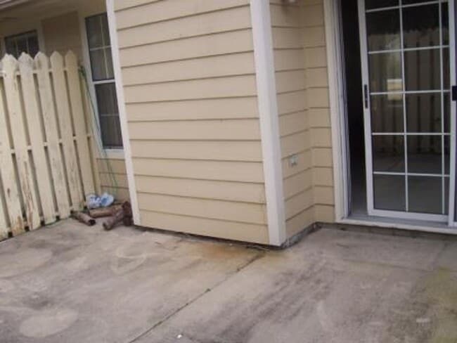 Building Photo - Adorable Duplex