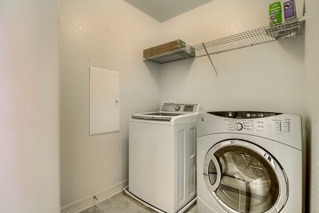 Building Photo - Beautiful 3 bedroom townhome in Central Pa...