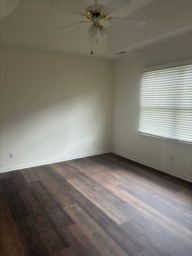 Building Photo - 2 Bedroom Salisbury Townhome