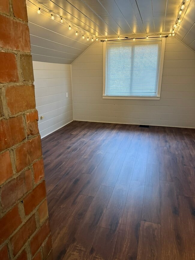 Building Photo - 3108 N Parish Ave