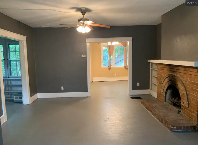 Building Photo - 4 Bed 1.5 Bath Home East Campus