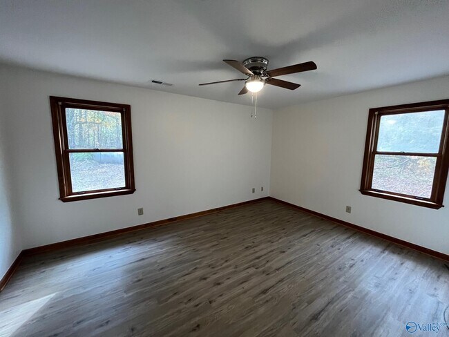 Building Photo - 2122 Indian Hills Rd NE