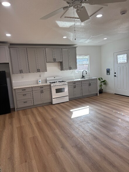 Building Photo - 6120 California Ave