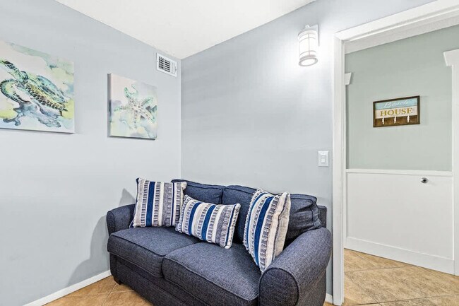 Building Photo - 8743 Thomas Dr