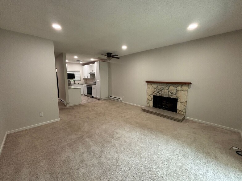 Building Photo - Beautiful updated Condo in Bellevue! (phot...