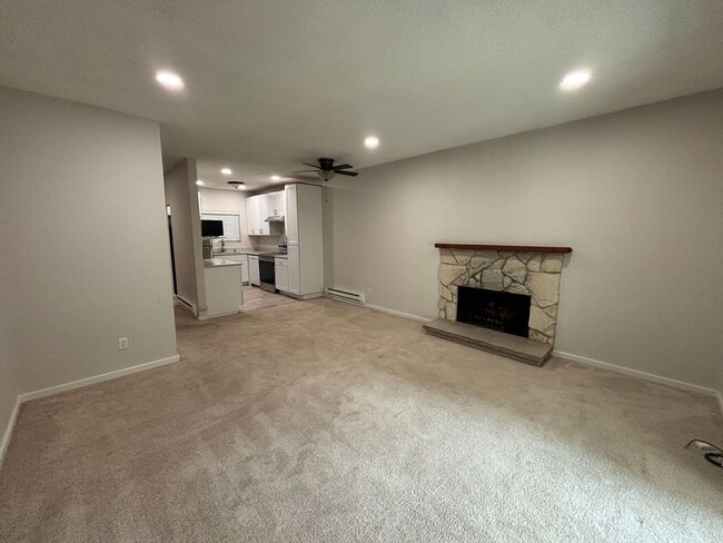 Building Photo - Beautiful updated Condo in Bellevue!