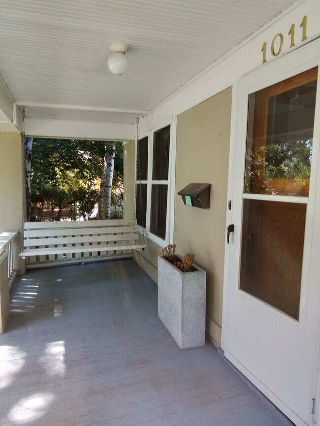 Building Photo - 4 Bedroom close to downtown, bike and walk...