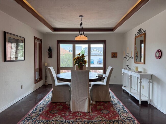 Building Photo - Stylish One-Story FULLY FURNISHED 3Bed, 2B...