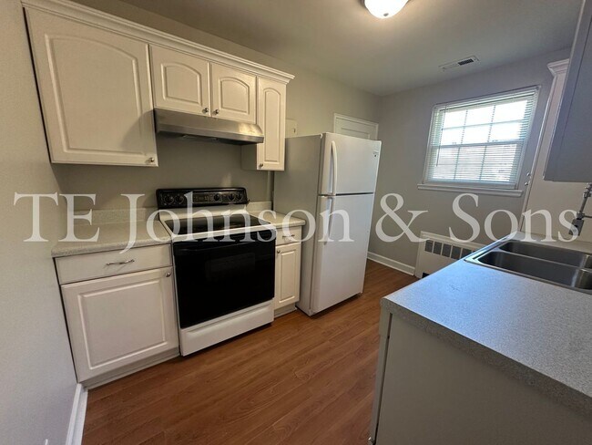Building Photo - Spacious 2 Bedroom Condo