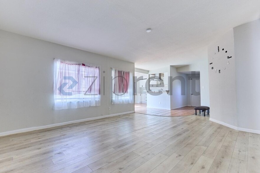 Building Photo - 915 N Holly St