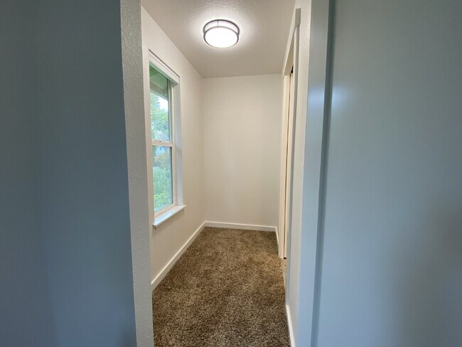 Building Photo - Spacious 3-Bedroom Remodeled Townhome in F...