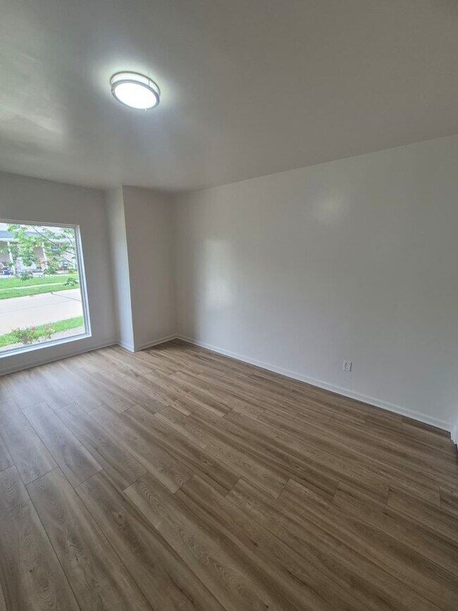 Building Photo - 143 Kenton St
