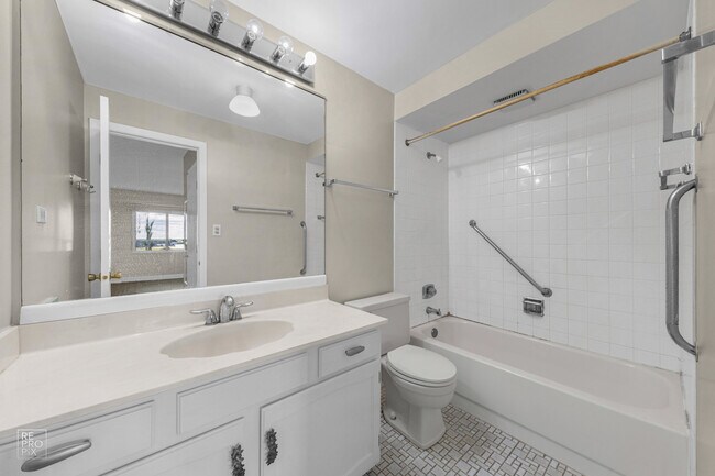 Building Photo - 350 Plum Creek Dr