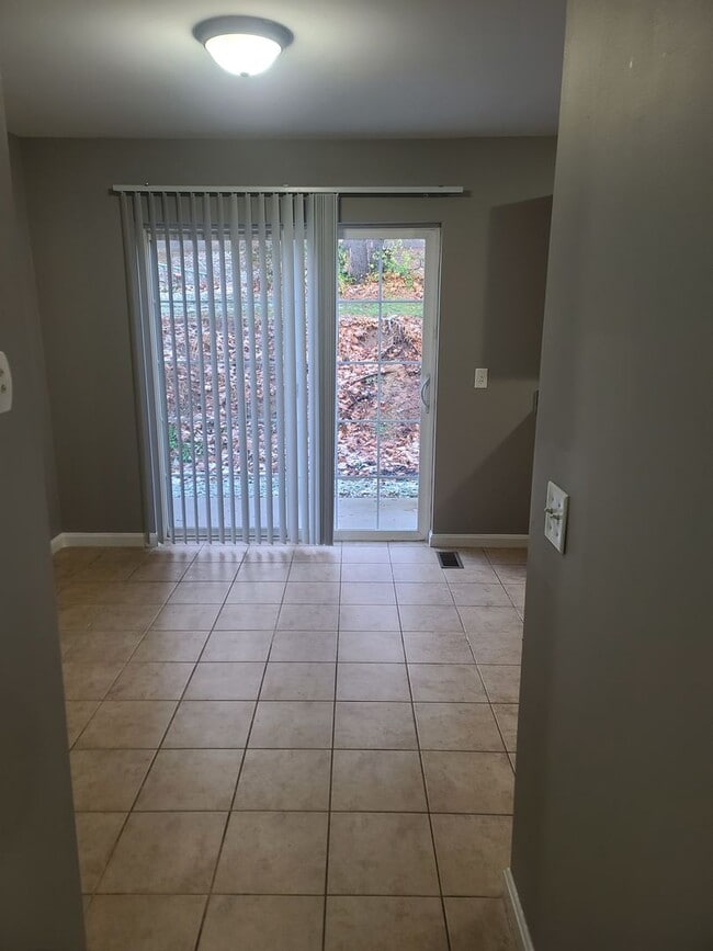 Building Photo - 3 bedroom,  2 1/2 bath town home in Waynesboro PA