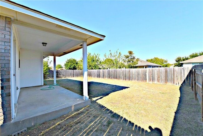 Building Photo - 1110 Henderson Dr