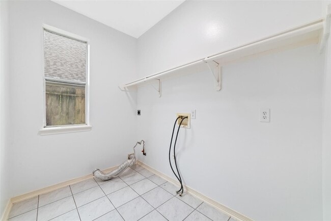 Building Photo - 304 Lago Vista St