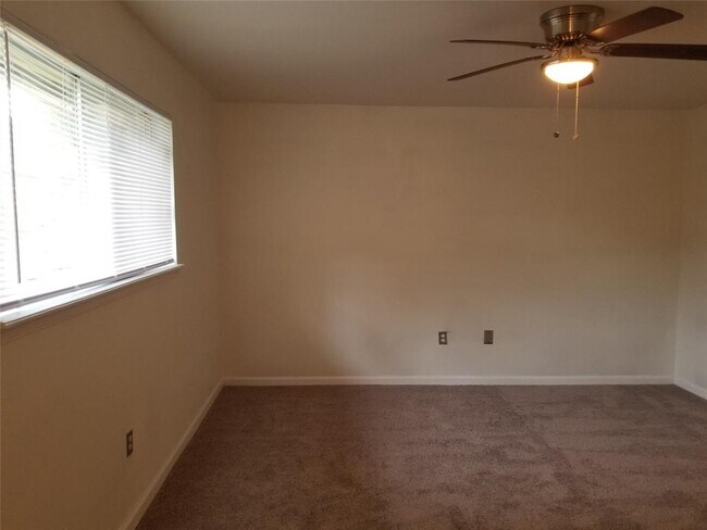 Building Photo - 1042 Creekmont Dr