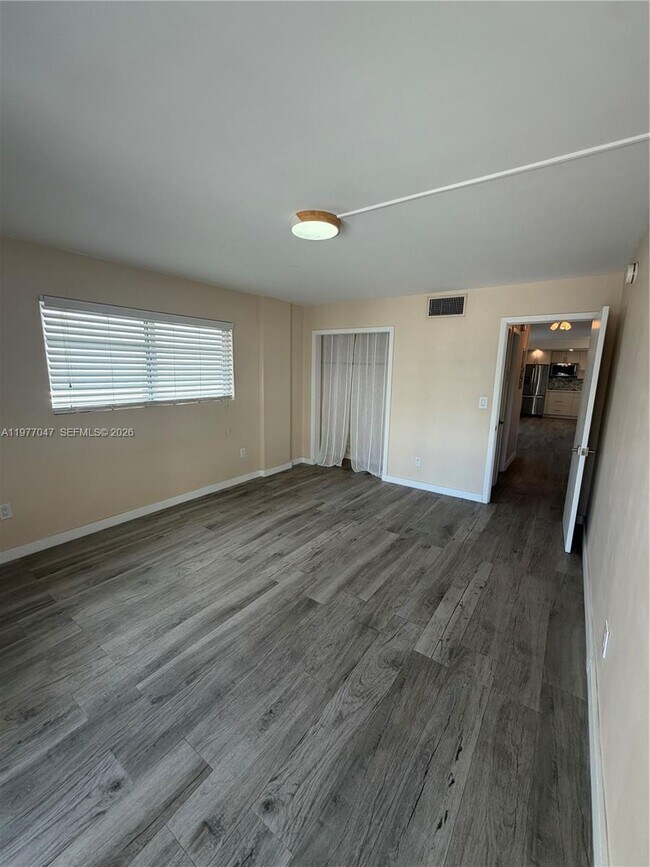 Building Photo - 1340 Lincoln Rd