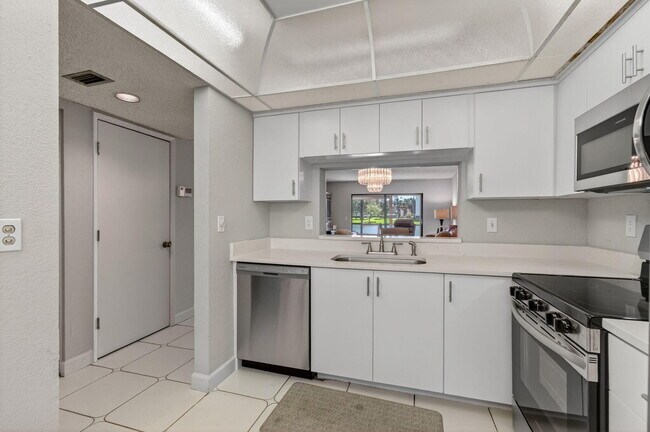 Building Photo - 7340 Amberly Ln