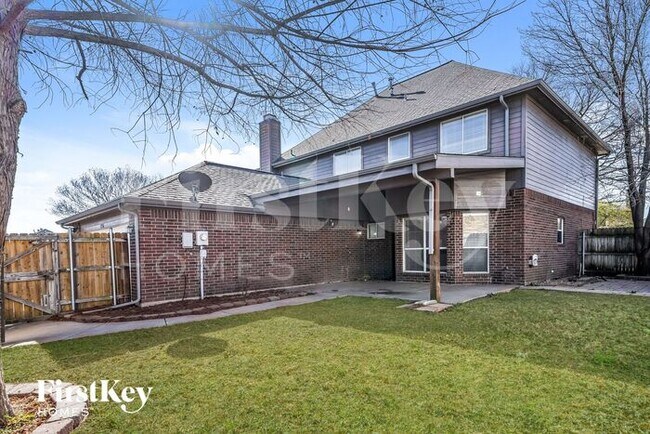 Building Photo - 1716 Trinity Hill
