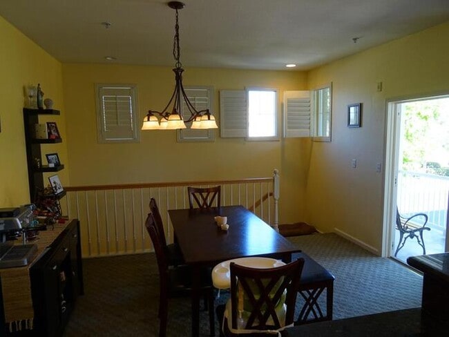 Building Photo - Adorable 2 bedroom 2 bathroom townhouse in...