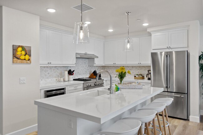 Building Photo - Carlsbad Townhome - 2 Blocks to the beach