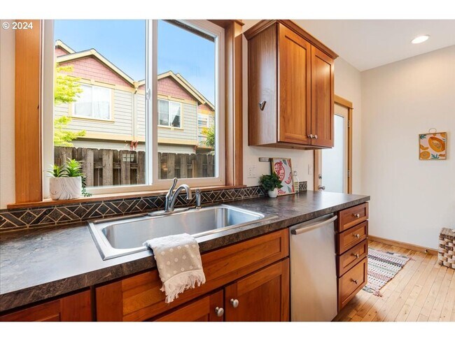 Building Photo - Charming 3-Bed, 2.5-Bath Townhome with Private Patio, Open Floor Plan, and Prime King Neighborhoo...