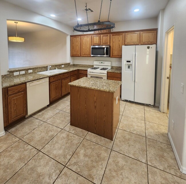 Building Photo - 4 bedroom townhome offers modern comfort i...