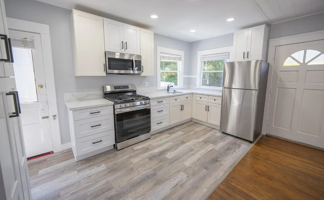 Building Photo - LOOK NO FURTHER!! Cottage Style 1 Bed/1 Ba...
