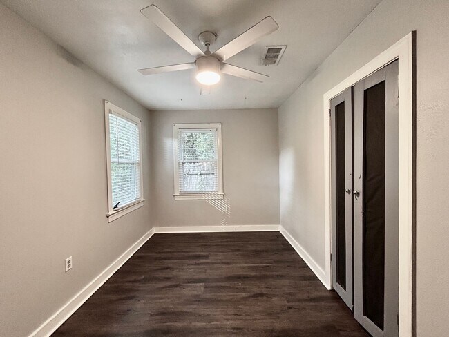 Building Photo - Charming Three Bedroom Home in a Highly Desirable Neighborhood