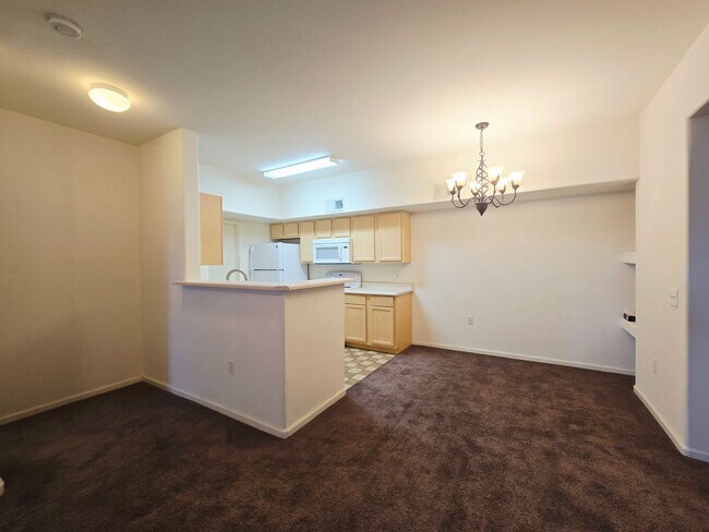 Building Photo - BEAUTIFUL 2 BEDROOM / 2 BATH LOWER LEVEL C...