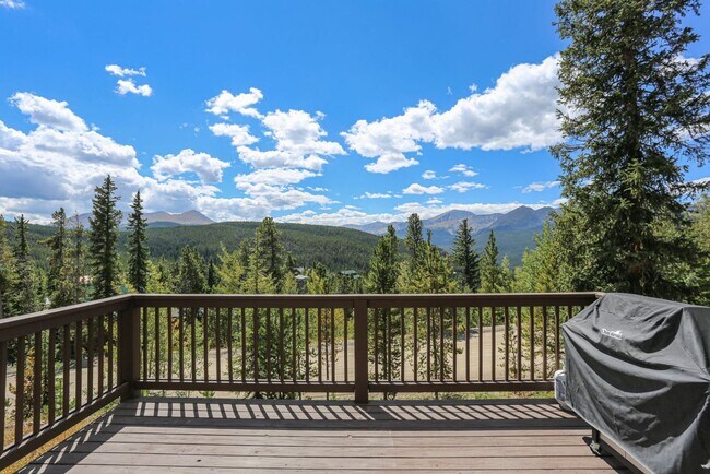 Building Photo - Amazing views! On bus route! 1 Year Lease!