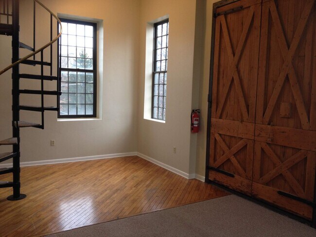 Building Photo - 234 W Clarke Ave