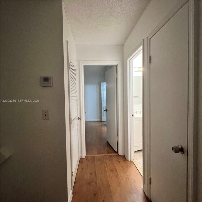 Building Photo - 6235 SW Kendale Lakes Cir