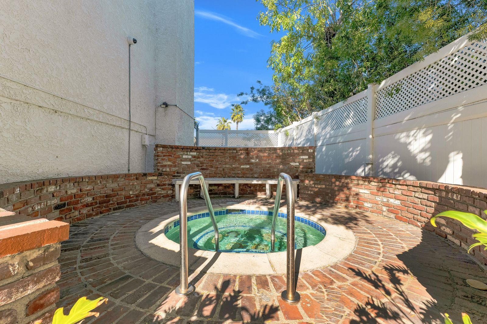 Building Photo - 4950 Louise Ave