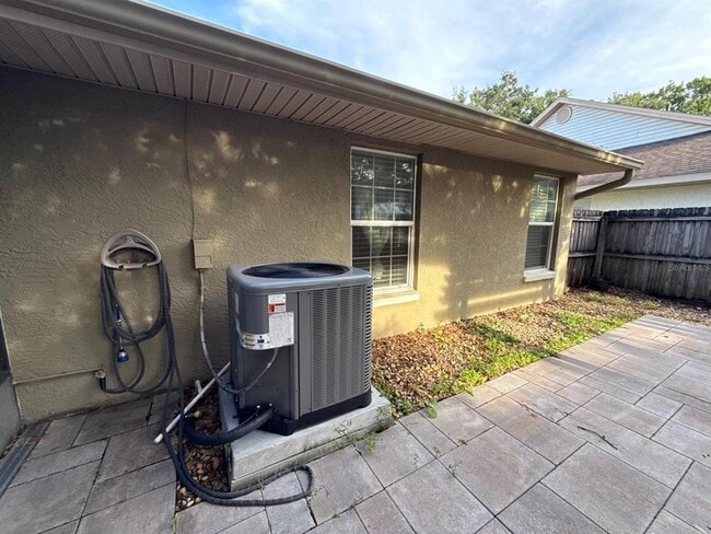 Building Photo - 1215 Tuxford Dr