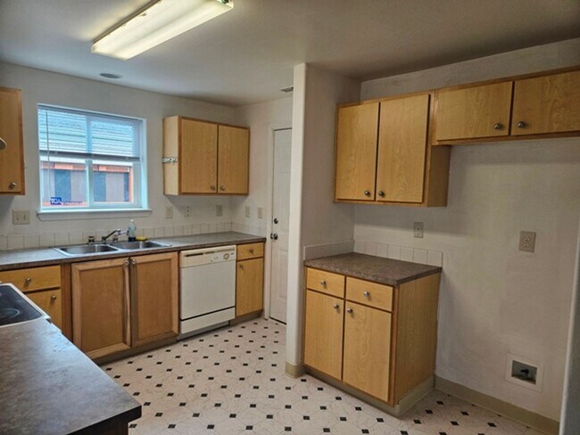 Building Photo - 3Bd/2Ba Single Story Home-Available to View!