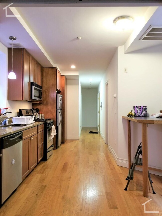 Building Photo - 3Br/1Bth apartment in Boston! Great location! Laundry in UNIT!