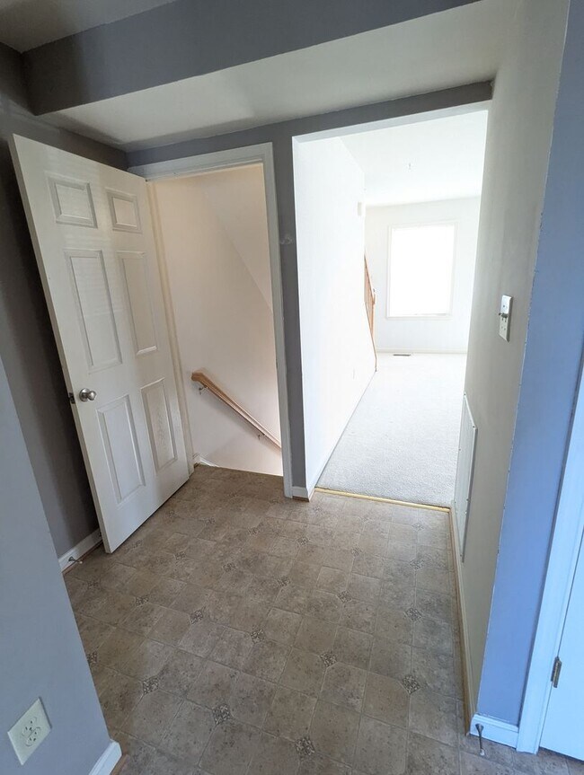 Building Photo - 3 Level End Unit townhouse available mid O...