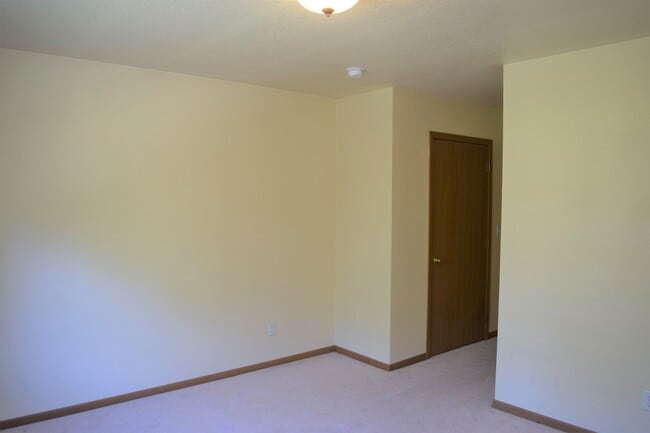 Building Photo - Spacious & Convenient Living in Shady Oaks!