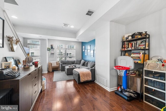 Building Photo - 1333 N Howard St