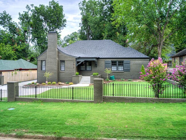 Building Photo - Luxury Living in the Heart of Tulsa