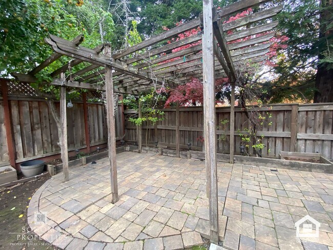 Building Photo - Lovely Updated 3BD/2.5BA Home Located In Fryer Creek!