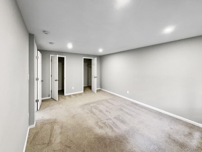 Building Photo - 100 Glen Hollow Dr
