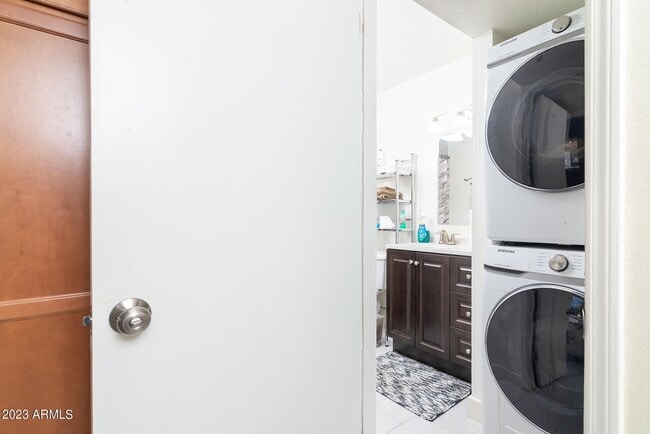 Building Photo - 532 W La Jolla Dr