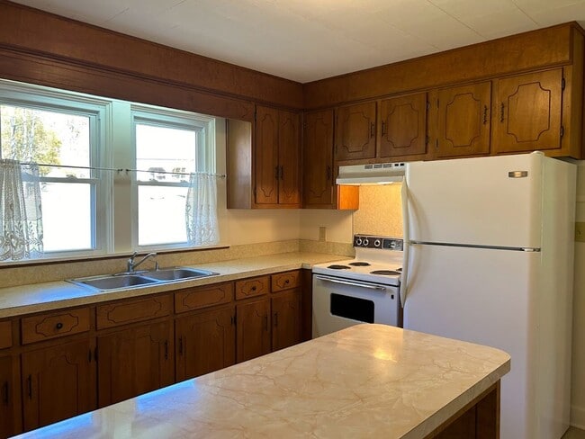 Building Photo - Charming 2 Bedroom Home with Stunning Views