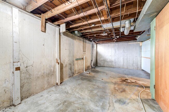 Building Photo - Charming 3-Bedroom Home with Garage, Basement & Fenced Backyard