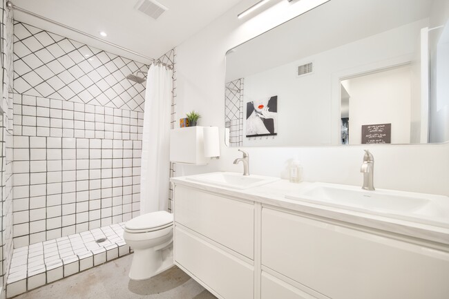 Building Photo - Wilson Place 102